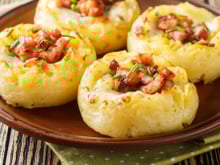 Pommes de terre farcies au lard et Reblochon, champignons à la crème