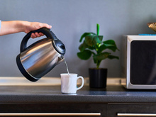 Réutiliser le lendemain l’eau restée dans sa bouilloire : un geste banal, mais voici pourquoi ça n’est pas une bonne idée pour votre santé