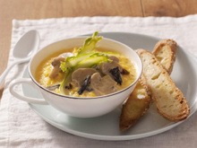 Brouillade d'œufs aux Champignons de Paris à la crème fraiche, Trompettes de la mort, Morilles, asperges et mouillettes de pain