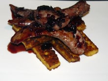 Aiguillettes de canard, poêlée de cerise et polenta croustillante