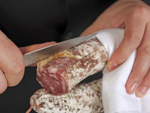 L’astuce imparable pour enlever facilement la peau du saucisson !