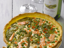 Tarte à la laitue, au saumon et aux petits légumes printaniers