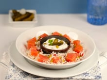 Méli-mélo de riz basmati au saumon, sauce au fromage blanc et aux cornichons