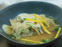 Tteok Manduguk ou Soupe Coréenne aux raviolis et pâte de riz