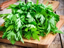 Persil plat ou persil frisé : attention, ces deux herbes aromatiques n’ont pas la même utilisation en cuisine !