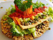 Brunch végétarien, mille-feuilles de céréales croustillantes aux crudités