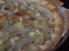 Tarte à la viande de grison, poire et bleu