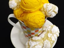 Crème glacée à la mangue et craquelés à l'amande au cottage cheese