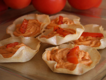 Mousse maison de poivrons en coques croustillantes