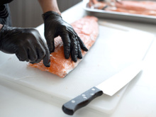 Ce chef vous dévoile LA bonne technique pour bien retirer les arêtes d’un poisson sans difficulté