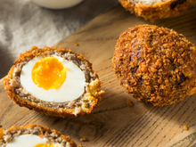 Des oeufs croustillants à l’extérieur, mais encore coulants à l’intérieur : voici comme faire des scotchs eggs pour Pâques !