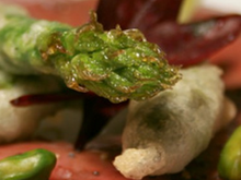 Carpaccio de magret de canard à l'huile de pistache, frites d'asperges du Blayais