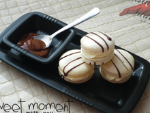 Macarons au chocolat blanc, décorés de chocolat noir