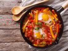 "J’adore cette recette, je la trouve presque meilleure que la version locale" : découvrez notre revisite de la piperade !