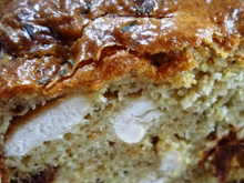 Cake au poulet, tomates séchées, basilic et soupçon de tapenade