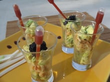 Verrines avocat et saumon et leurs pipettes de sauce