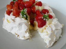 Pavlova aux fraises et huile d'olive 'Tanche' au basilic