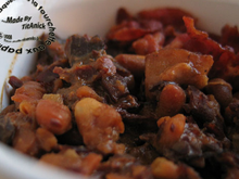 Haricots blancs et cochon sauce à la mélasse, moutarde et fines herbes