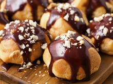 Profiteroles crème pâtissière, sauce chocolat
