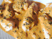 Blancs de poulet épicés et leur sauce rafraîchissante