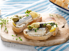 Il fait trop chaud pour allumer le four ? Cette tartine aux sardines et citron d’inspiration grecque se prépare en 5 minutes chrono