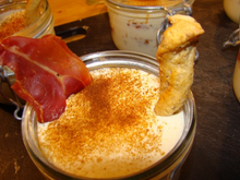Tiramisu parmesan-tomates confites et sa chips de jambon de Parme