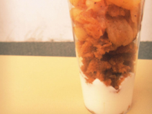 Verrine de pommes parfumées à la cannelle et pain d'épices