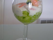 Verrines de crevettes au fromage blanc sur son lit de concombre