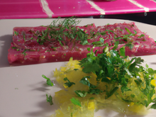 Tartare de magrets de canard fumé minute, nems de fenouil à la coriandre, vinaigrette de citron