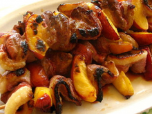 Brochettes de canard au miel et aux pêches
