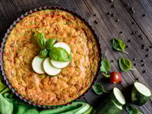Oubliez la quiche lorraine pour les beaux jours : miser sur une version à base de courgettes !