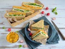 Club sandwich au houmous de carottes