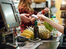 Elle paie le prix affiché en rayon, le supermarché lui réclame 500 € : que dit la loi ?