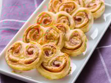 Petits feuilletés roulés à la moutarde, jambon et gruyère