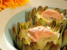 Fonds d'artichauts au saumon sur un lit de fondue de poireaux