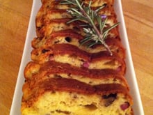 Cake aux lardons, chêvre et noix