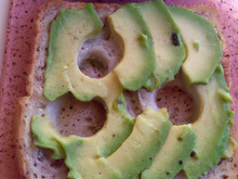 Pain frais au beurre d'avocat