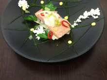 Saumon confit, œuf mimosa et feuilles liquides