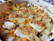 Crumble de cabillaud skrei étuvé aux oignons et abricots secs