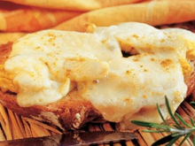 Tartine de poulet mariné aux épices, et pont l'évèque