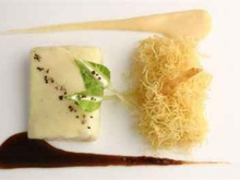 Turbot de Bretagne à blanc, rehaussé de poivres, pomme à pomme aux échalotes