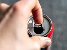 Saviez-vous que chaque fois que vous buvez une canette de cette boisson, vous perdez 12 minutes de vie !