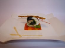 Ballottine de daurade aux épinards et olives noires, poivrons confits aux herbes de Provence, réduction de crème moutardée piment d'Espelette et poivron rouge, arrête croustillante aux graines de sésame