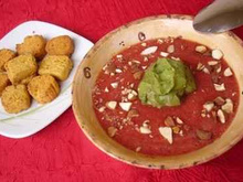 Soupe toute crue de tomates aux fraises, boule de crème d'avocat, éclats d'amandes