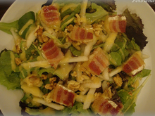Salade de jeunes pousses, poire et croustillants de lard au brie