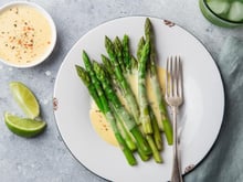 Sauce hollandaise : les secrets de 3 chefs étoilés pour sublimer vos asperges