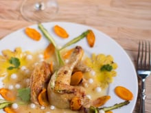 Coquelet ensoleillé cuit en bouillon à l'ananas et gingembre