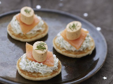 Blini de saumon fumé, chantilly aux herbes et Apérivrais Saumon
