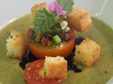 Velouté de tomate glacé crouton de tapenade verte