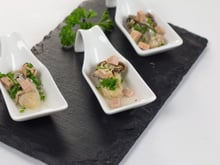 Huîtres pochées au champagne, dés de foie gras mi cuit et persil
